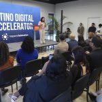 Trabajadores hispanos luchan contra la brecha tecnológica por la automatización y la IA