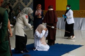 condena-extrema:-mujer-recibe-100-latigazos-en-publico-en-aceh,-indonesia