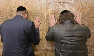 milei-rompe-en-llanto-en-el-muro-de-las-lamentaciones-en-jerusalen