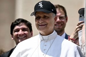papa-leon-xiv-causa-sensacion-al-aparecer-con-gorra-de-los-medias-blancas-en-el-vaticano