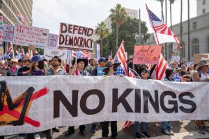 protesta-en-los-angeles:-la-comunidad-se-une-contra-las-redadas-y-la-administracion-trump