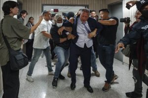 contralor-y-aspirante-a-alcalde-de-nueva-york-arrestado-durante-visita-a-tribunal-migratorio