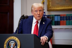 trump-redobla-su-ataque-a-medios-publicos-con-despidos-masivos-en-voice-of-america