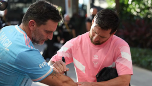 julian-gil-cumple-un-sueno:-conoce-a-messi-y-se-tatua-su-firma
