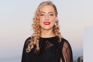amber-heard-vuelve-al-teatro-y-revela-que-tuvo-gemelos