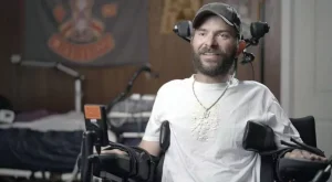 veterano-con-paralisis-controla-su-telefono-con-la-mente-tras-implantarse-chip-de-neuralink