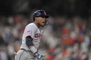 martinez-un-gs,-ramirez-hr,-guardianes-vencen-astros.-toronto-derrota-white-sox