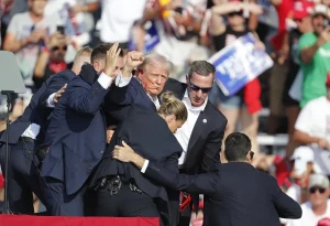 trump-recuerda-el-atentado-que-sufrio-casi-un-ano-despues:-«fui-salvado-para-salvar-el-pais»