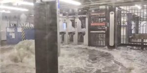 tormentas-azotan-ny-y-suburbios,-inundando-el-metro-y-autopistas