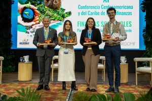 presidente-de-banfondesa-comparte-sobre-iniciativas-ambientales-en-conferencia-internacional