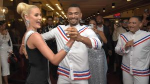 miss-universo-victoria-kjaer-llega-bailando-merengue-al-certamen-dominicano