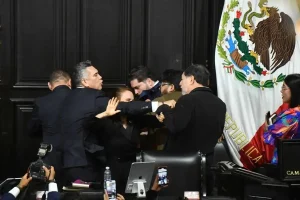 video:-‘alito’-moreno-agrede-a-golpes-a-fernandez-norona-en-el-senado-mexicano