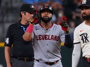 carlos-santana-queda-en-libertad-y-podria-firmar-con-otro-equipo-antes-de-la-postemporada