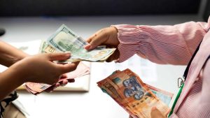 el-dolar-supera-los-64-pesos-en-rd-y-acumula-depreciacion-del-4%-en-un-mes