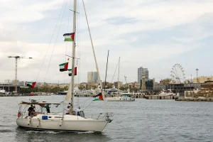 una-embarcacion-de-la-flotilla-sumud-rumbo-a-gaza-es-atacada-en-un-puerto-de-tunez
