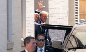trump-recibe-ovacion-al-salir-de-caravana-presidencial-en-washington-dc