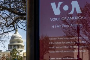 un-juez-de-eeuu.-bloquea-el-despido-de-mas-de-500-empleados-de-la-voz-de-america