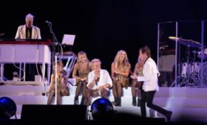 rod-stewart-sale-a-escena-y-enciende-a-publico-dominicano-con-su-carisma