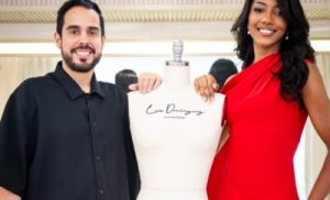 luis-dominguez-vestira-a-bereniece-dickenson-en-miss-universe