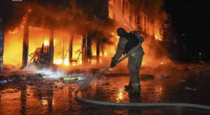 tres-muertos-y-29-heridos,-incluidos-seis-ninos,-tras-ataque-ruso-con-drones-en-kiev