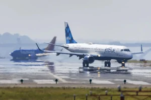 varios-pasajeros-heridos-en-aterrizaje-de-emergencia-de-jetblue-en-tampa,-¿cual-fue-la-causa?