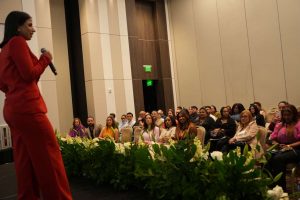 conferencia-“mente-sana,-finanzas-claras”-lleva-orientacion-a-migrantes-en-florida