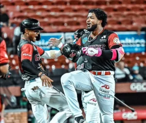 gigantes-prolongan-su-racha-y-hunden-a-las-estrellas-con-jonrones-de-gutierrez-y-franco