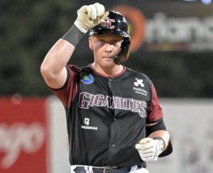 holton-rompe-el-empate-y-da-la-victoria-a-los-gigantes-ante-las-aguilas