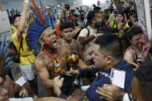 manifestantes-llaman-la-atencion-en-la-cop30:-¡la-salud-en-juego!