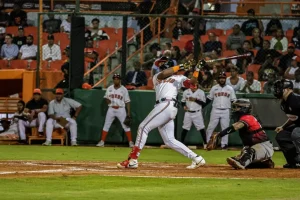 de-la-cruz-y-guzman-guian-triunfo-de-toros-8-4-sobre-leones-en-el-retorno-del-torneo