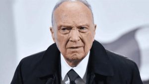 El fiscal general de México, Alejandro Gertz Manero, presenta su renuncia al cargo