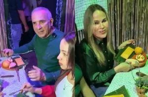 Navidad con comida de plástico: el vergonzoso festejo de un gobernador chavista