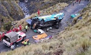 al-menos-ocho-personas-fallecidas-al-caer-un-autobus-en-una-zona-subtropical-de-bolivia