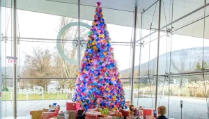 el-museo-del-vidrio-de-corning-exhibe-tradicional-arbol-navideno-hecho-de-vidrio