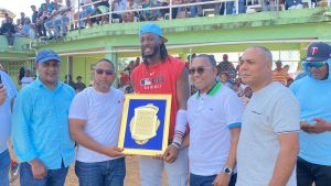 elly-de-la-cruz-recibe-homenaje-de-victor-pichardo-y-jhon-contreras