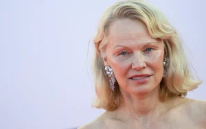 pamela-anderson-rompe-el-silencio-sobre-su-romance-intimo-con-liam-neeson-y-su-situacion-actual