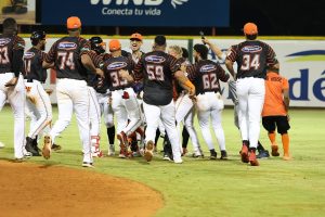 toros-dejan-a-estrellas-en-el-terreno-y-ganan-serie-de-la-cana