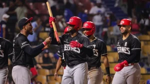 leones-arrasan-15-1-sobre-los-tigres-del-licey;-alexander-canario-brilla-con-un-gran-slam