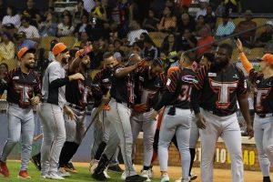 toros-vencen-aguilas:-de-la-cruz,-munoz-y-lantigua-la-sacaron