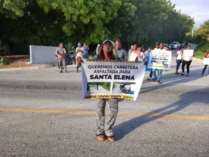 protesta-con-vigilia-en-barahona-demanda-reconstruccion-de-carretera-y-caminos