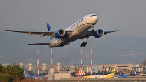 avion-de-united-regresa-a-dulles-tras-falla-de-motor-y-provoca-incendio-en-pista