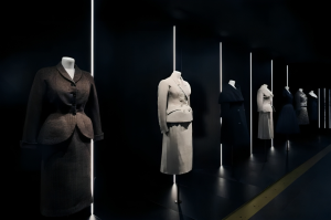 paris-exhibe-piezas-ineditas-que-revelan-vinculo-entre-alaia-y-dior
