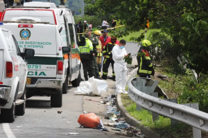 vuelco-de-auobus-escolar-deja-12-muertos-y-20-heridos-en-colombia
