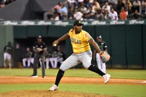 con-11-hits-y-relevo-de-seis-ceros,-aguilas-triunfan-8-2-sobre-estrellas