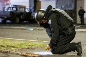 horror-en-ecuador:-sicarios-disfrazados-de-policia-irrumpen-y-matan-a-cuatro-hermanos