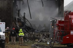 al-menos-seis-muertos-tras-la-caida-de-un-jet-privado-en-el-centro-de-mexico