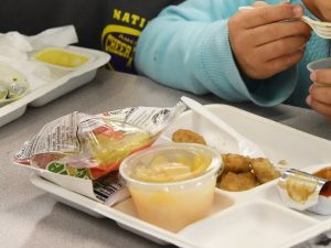 miles-de-estudiantes-dominicanos-en-nueva-york-se-benefician-programa-de-almuerzos-gratuitos