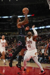 giddey-iguala-su-record-personal-con-5-triples-y-guia-a-los-bulls-sobre-los-cavaliers