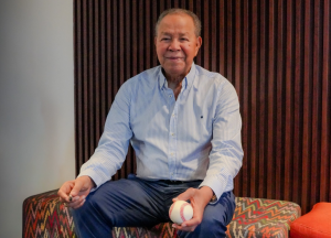 juan-marichal-firma-autografos-al-equipo-de-redaccion-de-rcc-noticias