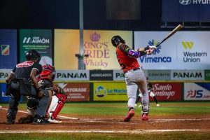 toros-del-este-aseguran-segundo-lugar-pese-a-caer-en-entradas-extras-ante-leones-del-escogido